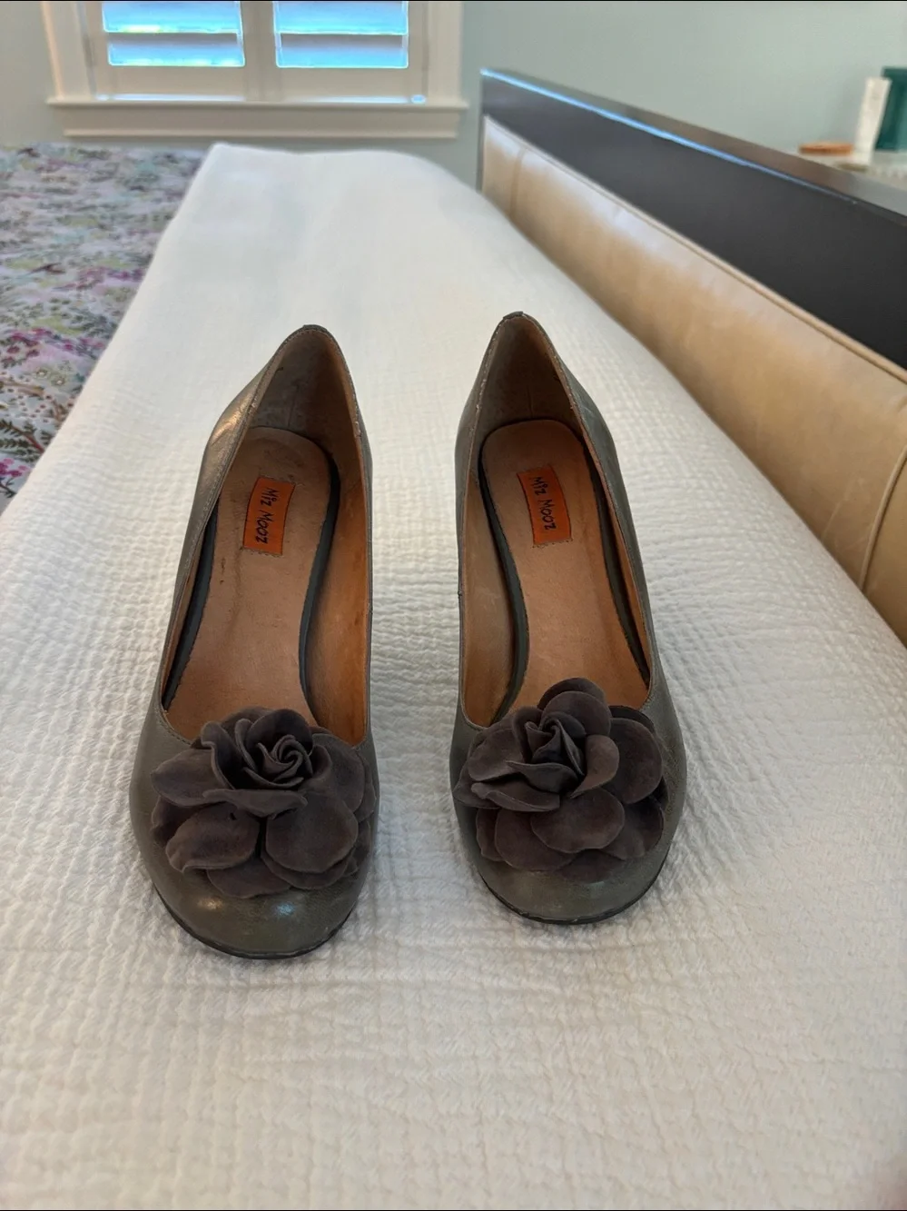 Mix Mooz High Heeled Pumps with Faux Suede Floral Accent - Grey. Size 6.5
